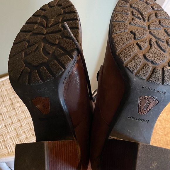 Brown leather Born ankle bootie with lace up ties. Size 10 - Picture 3 of 5